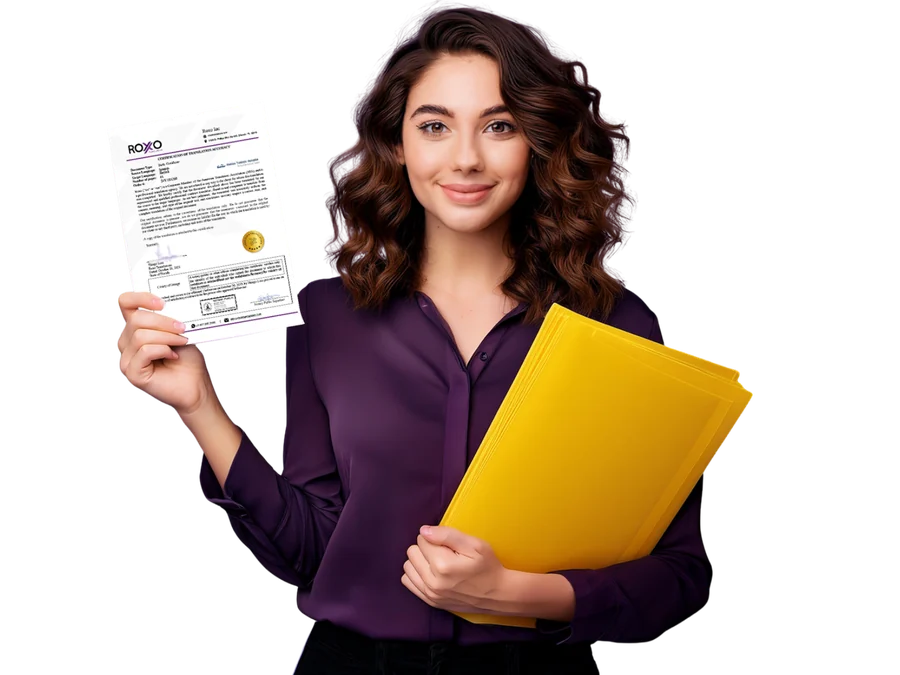 Mulher segurando uma tradução certificada e uma pasta amarela de documentos