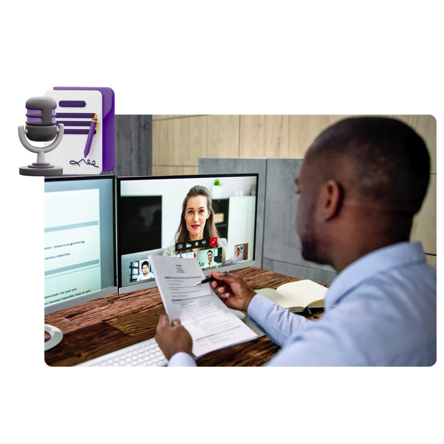Profesional revisando transcripción de audio y video en videollamada