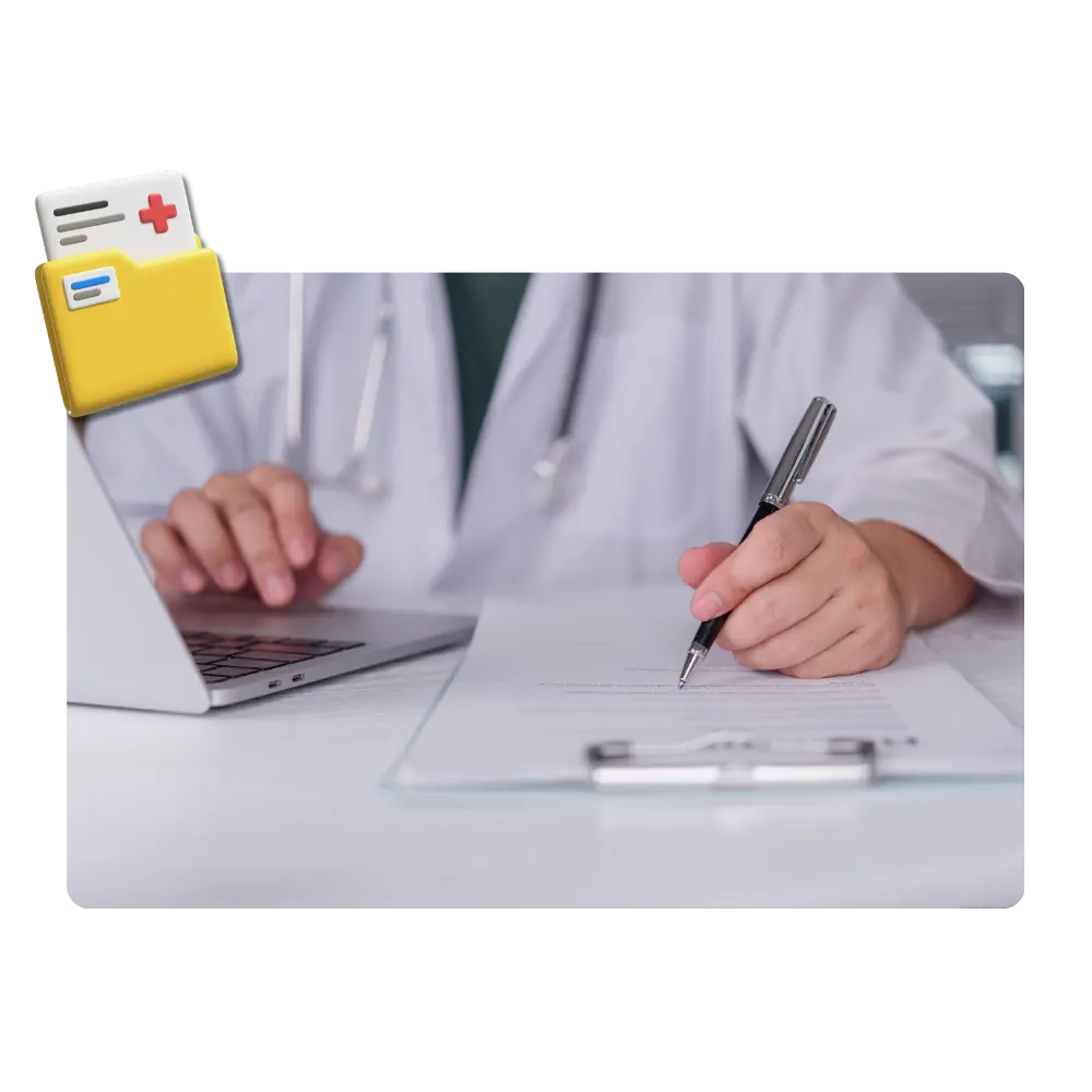 Profesional de la salud completando una historia clínica junto a una computadora portátil