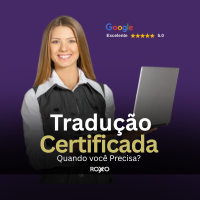 Mulher segurando laptop com texto “Tradução Certificada – Quando você precisa?” da Roxo Translations.