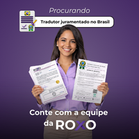Mulher segurando documentos oficiais traduzidos por tradutor juramentado no Brasil, destacando serviços de tradução juramentada.