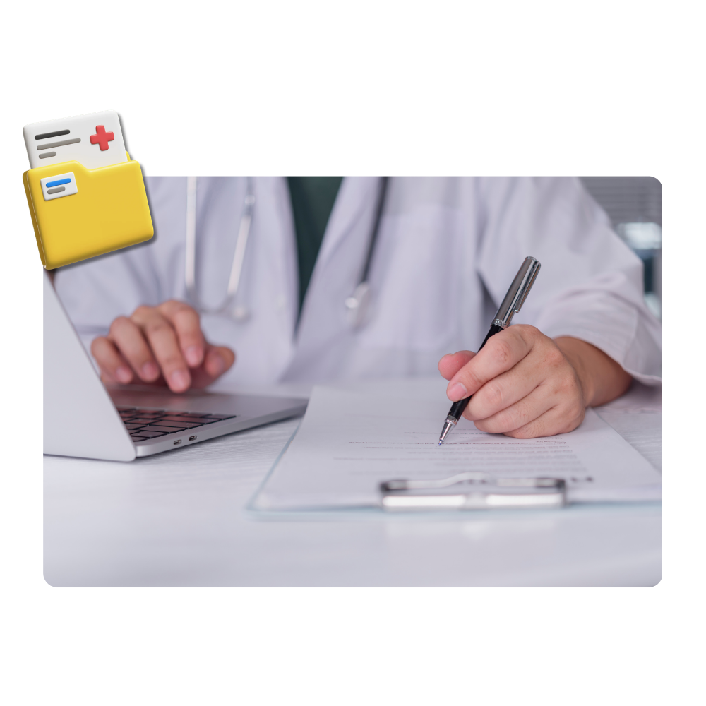 Profissional de saúde preenchendo um prontuário médico ao lado de um notebook.